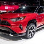 Confiabilidad y eficiencia en su máxima expresión

El Toyota RAV4 sigue siendo un referente dentro de los SUV compactos. En 2025, el modelo continúa siendo uno de los favoritos del público gracias a su versatilidad, durabilidad y economía de combustible. Una de sus versiones más destacadas es el RAV4 Prime, un híbrido enchufable que ofrece lo mejor de ambos mundos: el rendimiento de un motor eléctrico y la autonomía de un motor de combustión. Este SUV es perfecto para quienes buscan un coche familiar con la fiabilidad que solo Toyota puede ofrecer.