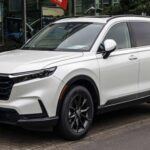 El Honda CR-V es uno de los SUV más vendidos en EE. UU., en parte gracias a su reputación de longevidad. En el estudio de iSeeCars, más del 14% de los propietarios del CR-V mantuvieron su vehículo durante al menos 10 años. Además, Consumer Reports lo califica consistentemente como uno de los más confiables, con bajos costos de reparación. Muchos CR-Vs superan las 250,000 millas sin problemas importantes de motor o transmisión, lo que contribuye a su fuerte valor de reventa y atractivo para las familias que buscan un SUV compacto a largo plazo.