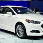 Los vehículos híbridos a menudo tienen primas de seguro más altas que los autos tradicionales. Esto se debe a la complejidad de sus sistemas eléctricos y la necesidad de reparaciones especializadas. Además, las piezas del motor y las baterías son costosas, lo que puede llevar a los aseguradores a fijar tarifas más altas para cubrir los riesgos asociados. Igualmente, en algunas regiones, las tasas de matriculación también son más altas para los híbridos, debido a los impuestos adicionales o la compensación por la reducción de ingresos por impuestos al combustible. Estas tasas pueden reducir los ahorros que se obtienen con la eficiencia de combustible del híbrido.