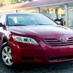 El Toyota Camry de finales de los 90 y principios de los 2000 fue más un electrodoméstico que un coche. Con una conducción suave, silenciosa y sin emociones, este modelo se convirtió en el preferido de aquellos que valoraban la fiabilidad por encima de todo lo demás. Era el tipo de sedán ideal para quienes querían un vehículo que no les diera problemas, pero no esperaban ningún tipo de adrenalina. Aunque nunca fue un coche que entusiasmara a sus propietarios, el Camry se destacó por su durabilidad y por ser el compañero ideal para aquellos que buscaban un transporte fiable sin distracciones.
