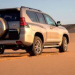 Un todoterreno confiable para largos trayectos

El Toyota Land Cruiser Prado (150) es un SUV extremadamente robusto, capaz de resistir más de 200.000 km sin sufrir daños graves. Su estructura resistente y su motor turbodiesel de 3.0L son dos de sus mayores fortalezas, pero los expertos alertan sobre un pequeño inconveniente: los inyectores del motor pueden necesitar atención con el paso de los años. Si se evita una conducción agresiva fuera de carretera, el Prado es casi indestructible. Es un vehículo diseñado para quienes buscan un 4x4 de alta fiabilidad que pueda enfrentar condiciones extremas y durar mucho más allá de los 200.000 km.