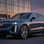 Cadillac introduce el Vistiq, un SUV eléctrico de lujo con tres filas de asientos y una potencia de 615 caballos de fuerza gracias a sus motores duales. Con una aceleración de 0 a 100 km/h en 3.5 segundos, el Vistiq está diseñado para las familias que buscan lujo, rendimiento y sostenibilidad. Este SUV se posiciona como una opción fuerte en el mercado de los SUV eléctricos premium, con un precio cercano a los 79,000 dólares. La producción comenzará en febrero de 2026, y con su diseño elegante y características avanzadas, promete ser un modelo muy esperado en el mercado.