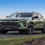 Precio base: $19,895
El Chevrolet Trax 2025, con un precio de $19,895, es un SUV compacto con un diseño elegante y una posición de conducción elevada que mejora la visibilidad. Viene con una pantalla táctil de 8 pulgadas, Apple CarPlay y Android Auto como estándar, y aunque su espacio trasero es algo limitado, ofrece una conducción cómoda.

Es la opción perfecta para familias jóvenes o personas que buscan un SUV pequeño con tecnología moderna y un diseño atractivo sin romper el presupuesto. Su tamaño compacto lo hace fácil de maniobrar en la ciudad mientras disfruta de las ventajas de un SUV.