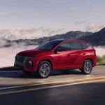 El Hyundai Tucson Hybrid 2025 ha logrado posicionarse como uno de los SUV híbridos más eficientes, alcanzando aproximadamente 38 mpg combinados. Su diseño moderno y elegante se combina con una eficiencia que no sacrifica el rendimiento. Este modelo es ideal para quienes buscan un vehículo con una estética atractiva y un sistema híbrido eficiente.

Además de su bajo consumo de combustible, el Tucson Hybrid ofrece una conducción cómoda y ágil, con una aceleración decente para quienes no quieren un vehículo lento. Si buscas un SUV híbrido con estilo, eficiencia y un precio competitivo, el Tucson Hybrid es una excelente opción.
