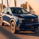 Precio base: $21,830
El Nissan Kicks S es uno de los SUV subcompactos más asequibles y ofrece una gran cantidad de características por su precio. Con un motor de 2.0 litros que genera 141 caballos de fuerza, este SUV tiene un consumo de combustible impresionante de 31 MPG combinados. Su diseño atractivo y el espacioso maletero hacen de este modelo una opción versátil para quienes buscan un vehículo práctico y económico sin sacrificar la estética.

Además, el Kicks S ofrece la opción de tracción total, lo que mejora su versatilidad en condiciones de conducción variadas, todo ello manteniendo un precio base muy competitivo.