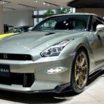 El Nissan GT-R es famoso por su velocidad, agilidad y su impresionante capacidad de manejo en carretera. Aunque es un favorito de los entusiastas del automóvil, también es un vehículo de alto riesgo para las aseguradoras. Su alto rendimiento, junto con la posibilidad de accidentes, hace que los costos de seguro sean mucho más elevados. Las reparaciones de sus componentes especializados, como el sistema de tracción y los frenos de alto rendimiento, contribuyen a primas de seguro más altas. A pesar de ser relativamente accesible en comparación con otros supercoches, el seguro del GT-R es significativamente caro debido a su naturaleza de alto rendimiento.