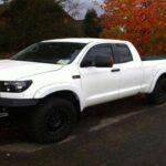 Año recomendado: 2015-2021

Si lo que buscas es una camioneta con potencia, confiabilidad y una excelente longevidad, la Toyota Tundra es una de las mejores opciones. Con una reputación de superar las 200,000 millas sin grandes problemas, este modelo de Toyota se destaca por su robustez y capacidad de trabajo. La segunda generación, producida entre 2015 y 2021, es especialmente popular por su motor V8 y su sólida capacidad de remolque. Si bien no es la camioneta más eficiente en combustible, su durabilidad y el hecho de que es una de las más fiables del mercado la convierten en una excelente inversión a largo plazo.
