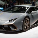 Velocidad máxima oficial: 202 mph
El Lamborghini Huracán Performante es famoso por su excepcional rendimiento y diseño innovador. Oficialmente, alcanza una velocidad máxima de 202 mph, pero con su motor V10 de 5.2 litros y 631 caballos de fuerza, algunos conductores han logrado sobrepasar esta cifra, llegando hasta los 210 mph. El sistema Aerodinamica Lamborghini Attiva (ALA), junto con su construcción ligera, optimiza la carga aerodinámica y la resistencia al viento, lo que le permite mantener una estabilidad increíble a altas velocidades. El Huracán Performante no solo impresiona por su velocidad, sino también por su capacidad para rendir a niveles sobresalientes.