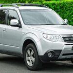 El Subaru Forester es ideal para quienes necesitan un vehículo con tracción total (AWD) y gran durabilidad. El motor bóxer de 2.5 litros es capaz de superar las 200,000 millas sin inconvenientes. Es una excelente opción para quienes viven en zonas con nieve o terrenos difíciles. A pesar de su tracción total, mantiene una eficiencia de combustible de aproximadamente 22 mpg combinados.

Lo que debes vigilar: las reparaciones de la junta de la culata en modelos más antiguos. Si compras uno que ya ha sido reparado, o estás dispuesto a presupuestar para ello, no tendrás problemas.