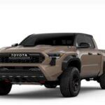 La Toyota Tacoma es una camioneta que ha ganado una fiel base de seguidores gracias a su durabilidad y capacidades todoterreno. Introducida en 1995, la Tacoma rápidamente se convirtió en la favorita de los entusiastas de las actividades al aire libre y de aquellos que necesitaban una camioneta de trabajo fiable. Reconocida por su fiabilidad, la Tacoma puede soportar condiciones desafiantes, lo que la hace perfecta para aventuras fuera de carretera y tareas pesadas. Su tamaño compacto y su construcción robusta le dan una ventaja en maniobrabilidad, mientras que aún mantiene una impresionante capacidad de remolque. A lo largo de los años, Toyota ha actualizado la Tacoma con más tecnología avanzada y características de seguridad, manteniéndola moderna sin perder su atractivo rudo. La Tacoma es una de las camionetas más emblemáticas y versátiles del mercado.
