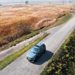 ¿Alguna vez has dejado caer algo y has intentado alcanzarlo mientras conducías? Este tipo de distracción, aunque breve, puede tener consecuencias devastadoras. Al perder de vista la carretera, aunque sea por unos segundos, se reduce drásticamente el tiempo de reacción ante imprevistos. Intentar recoger algo fuera de tu alcance desvío la atención de lo más importante: el tráfico. Aunque parezca inofensivo, este descuido ha provocado accidentes fatales. La mejor opción es dejar el objeto hasta que puedas detener el vehículo de forma segura.