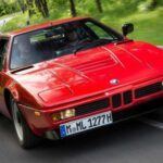 El BMW M1 fue un coche que casi llevó a BMW Motorsport a la quiebra. Originalmente pensado como un coche de carreras del Grupo 4, el M1 sufrió varios contratiempos, incluido un fallido acuerdo con Lamborghini para su fabricación. Con solo 453 unidades producidas, el M1 no logró conquistar el mercado, pero su relación con el automovilismo y su diseño único lo han convertido en una pieza de colección muy codiciada. Con un precio promedio de $970,515, este coche raro y de alto rendimiento ahora es un emblema de la historia de BMW.