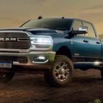 Aunque el Ram 2500 no es un coche de lujo, su mantenimiento es sorprendentemente caro. Este vehículo de trabajo pesado no solo requiere repuestos costosos, sino que también es propenso a fallos mecánicos frecuentes. El sistema de inyección de combustible, la transmisión y la dirección asistida son algunos de los componentes que suelen presentar problemas. Según CarEdge, el costo de mantenimiento durante diez años de un Ram 2500 es de $27,423, lo que lo coloca como el más caro de su categoría. La constante necesidad de reparación y la baja fiabilidad hacen que este modelo no sea una buena opción si buscas algo que te dé pocas visitas al mecánico.