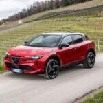 El Alfa Romeo Junior Veloce es un SUV más pequeño pero con un carácter muy marcado que representa lo mejor de la marca italiana. Su diseño compacto y deportivo lo convierte en una opción ideal para aquellos que buscan un coche ágil y emocionante para conducir. Con una dirección precisa y una aceleración rápida, el Junior Veloce está diseñado para los conductores que disfrutan de una conducción activa. El interior está cuidadosamente diseñado para ofrecer una experiencia sin distracciones, pero con todo lo necesario para mantener ese toque distintivo de la marca. Es un vehículo perfecto para aquellos que desean una experiencia de conducción emocionante sin tener que lidiar con el tamaño de los modelos más grandes.