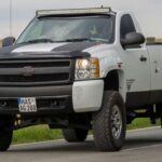 La Chevrolet Silverado 1500 se destaca por su diseño y funcionalidad, particularmente gracias a su Multi-Flex tailgate, que se puede configurar en seis posiciones diferentes, aumentando su versatilidad. Esta camioneta no solo ofrece opciones de motorización turboalimentadas de cuatro cilindros y V8, sino que también se beneficia de una suspensión delantera independiente que la hace fácil de manejar en la carretera. El interior de la Silverado está equipado con una pantalla heads-up, que proyecta información clave en el parabrisas, mejorando la experiencia de conducción y reduciendo las distracciones.