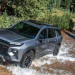 El Chevy Traverse recibirá actualizaciones menores para el modelo 2026. Entre las novedades se encuentran dos nuevos colores de pintura: Sandstone Gray y Polar White Tricoat, que sustituirán los tonos Iridescent Pearl Tricoat y Bronze Metallic. La producción está prevista para el verano de 2025, y se espera que el modelo llegue al mercado poco después. A pesar de los cambios limitados, el Traverse sigue siendo una excelente opción para aquellos que buscan un SUV mediano con tres filas de asientos y una buena capacidad de carga, ideal para familias.