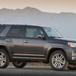 Puntuación de fiabilidad: 85/100
El Toyota 4Runner 2011 es la elección perfecta para aquellos que buscan un SUV robusto, ideal para el off-road. Con su chasis de carrocería sobre bastidor y su motor V6 de 4.0 litros, este modelo es conocido por su capacidad para resistir el desgaste más allá de los 400,000 kilómetros.

Aunque su conducción no es tan suave ni cómoda como la de otros modelos de Toyota, el 4Runner sigue siendo uno de los SUV más duraderos del mercado. Con un diseño simple pero duradero, es perfecto para quienes necesitan un vehículo listo para cualquier tipo de terreno y que ofrezca fiabilidad para muchos años.