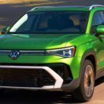 El Volkswagen Taos 2025 ofrece una de las mejores relaciones calidad-precio en el segmento de SUVs subcompactos, con precios que oscilan entre $26,420 y $36,120. Este SUV pequeño destaca por su espaciosa cabina y su impresionante capacidad de carga, ofreciendo más espacio que muchos modelos más grandes. Además, su eficiencia de combustible, que puede alcanzar hasta 36 mpg en carretera, lo convierte en una opción económica y práctica. La opción de tracción total es ideal para quienes buscan una mayor capacidad en terrenos difíciles sin renunciar al estilo y la tecnología de un SUV moderno.