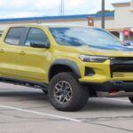 La Chevrolet Colorado es una opción destacada dentro del segmento de camionetas compactas, especialmente tras su reciente rediseño. Esta camioneta no solo es compacta, sino también potente, con la opción de un motor turboalimentado en sus versiones más altas. La Colorado es ideal para aquellos que buscan poder y versatilidad sin sacrificar la comodidad o el espacio.