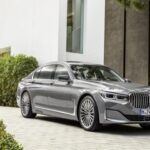 El BMW Serie 7, uno de los sedanes de lujo más emblemáticos de la marca alemana, sufre una depreciación del 67,1% en 5 años. Con precios superiores a los $85,000 en modelos de 2020, el Serie 7 pierde $65,249 de su valor debido a la escasa demanda de sedanes grandes en el mercado de segunda mano. A pesar de su lujoso interior y potentes opciones de motorización, la falta de interés en sedanes de gran tamaño y la competencia de otros modelos de lujo, como el Mercedes-Benz Clase S, contribuyen a su rápida depreciación.