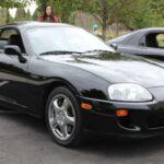 La Toyota Supra MK4 es famosa no solo por su rendimiento en carretera, sino también por su aparición en películas como Fast & Furious. Equipado con el motor 2JZ-GTE, conocido por su fiabilidad y capacidad para alcanzar potencias extremas, el Supra MK4 con transmisión manual permitía a los conductores manejar de manera absoluta su potencia. Su motor turboalimentado y la transmisión Getrag de seis velocidades ofrecían un control total sobre la conducción.