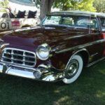 El Chrysler Imperial se presentó como un coche de lujo en su época, pero rápidamente perdió su atractivo. Aunque sus aletas traseras y la parrilla cromada eran consideradas elegantes en los años 50, no logró mantenerse al día con las necesidades del mercado y se convirtió en un modelo anticuado rápidamente. Además de ser un enorme consumidor de combustible, el Imperial sufrió de fallos eléctricos y de corrosión, lo que le hizo perder la credibilidad que había ganado al principio. A pesar de sus intentos de ofrecer lujo, no cumplió con las expectativas.