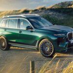 Precio: $156,000

El BMW Alpina XB7 es la versión más lujosa y deportiva del X7, desarrollada por Alpina, una sub-marca de alto rendimiento. Con una potencia de 612 caballos de fuerza y 590 lb-pie de torque, este SUV se posiciona como un verdadero competidor de los deportivos más exclusivos. La suspensión neumática adaptativa y la dirección trasera mejoran su agilidad en las curvas, mientras que los frenos de mayor tamaño garantizan una detención más eficiente. A pesar de ser pesado, el Alpina XB7 ofrece un rendimiento que supera a muchos deportivos, especialmente en términos de lujo y confort. Su precio elevado es un reflejo de su equilibrio entre rendimiento y sofisticación.