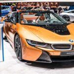 El BMW i8 es un híbrido enchufable que se destaca tanto por su diseño futurista como por sus características de rendimiento. Equipado con un motor turboalimentado de 1.5 litros y un motor eléctrico, el i8 produce 357 caballos de fuerza. Su impresionante diseño incluye puertas de tijera y líneas agresivas que subrayan su perfil deportivo. Con una autonomía eléctrica de alrededor de 32 km y una aceleración de 0 a 100 km/h en 4.2 segundos, el i8 es la mezcla perfecta entre eficiencia y emoción al volante. Su estructura de fibra de carbono lo hace ligero y ágil, lo que mejora la dinámica de conducción. Como parte de la serie i de BMW, el i8 se ha ganado su lugar como un híbrido revolucionario en el mundo de los autos deportivos.