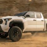 Porcentaje que aún permanece con el propietario original: 6,4%

La Toyota Tacoma es una de las camionetas medianas más confiables y populares del mercado. Reconocida por su capacidad todoterreno y su fiabilidad, es el vehículo ideal para quienes necesitan un trabajo rudo durante años sin tener que preocuparse por los costos de mantenimiento. Esta camioneta ha sido conocida por su resistencia, lo que la convierte en una opción favorita para los propietarios que realizan viajes frecuentes por caminos difíciles o para quienes buscan un vehículo práctico y robusto para el día a día. Su durabilidad y capacidad para soportar condiciones extremas la hacen seguir siendo un vehículo muy apreciado.