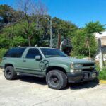 El SUV perfecto para la familia aventurera

Aunque el Chevrolet Tahoe Z71 pueda parecer más refinado para los gustos de los 70, el paquete Z71 le da ese toque de robustez que lo haría ideal para los campamentos de fin de semana o las excursiones en familia. Con un interior espacioso y un excelente rendimiento tanto en carretera como en terrenos difíciles, el Tahoe Z71 habría sido la opción ideal para las grandes familias de los 70 que buscaban un vehículo versátil y cómodo para sus escapadas y vida cotidiana.