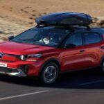 Un híbrido urbano pequeño y práctico

El Citroën C3 Aircross Hybrid es un SUV compacto que destaca por su flexibilidad y eficiencia en la ciudad. Su techo elevado y los asientos traseros deslizantes crean una gran versatilidad para las familias y los conductores urbanos. El sistema híbrido está diseñado para maximizar la eficiencia en el tráfico y la conducción urbana, con una dirección precisa y ligera. A pesar de su tamaño, la comodidad de marcha es excepcional, absorbiendo baches y mejorando la calidad de conducción. Es un vehículo práctico, sencillo y alegre, perfecto para la vida urbana sin comprometer la funcionalidad.