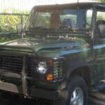 Una leyenda británica que sigue conquistando corazones

El Land Rover Defender 90 de los años 90 es uno de los SUVs más emblemáticos del Reino Unido, apreciado por su diseño robusto y sus excepcionales capacidades todoterreno. Este modelo tiene una base de seguidores leales que continúan siendo admiradores de su diseño inconfundible y su fiabilidad. A medida que el Defender 90 se ha convertido en un símbolo de durabilidad y estilo, su valor en el mercado ha ido en aumento, consolidándose como una pieza clave en cualquier colección de autos clásicos. La combinación de su legado y su funcionalidad lo convierte en una inversión atractiva para cualquier coleccionista.