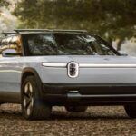 Un SUV eléctrico pensado para la aventura

El Rivian R2 será uno de los SUV eléctricos más emocionantes de 2026, diseñado tanto para la conducción urbana como para aventuras off-road. Con un precio de inicio alrededor de $45,000, este modelo ofrece tres configuraciones de motorización: tracción trasera con un solo motor, tracción total con dos motores y tracción total con tres motores, alcanzando una aceleración de 0 a 100 km/h en menos de tres segundos.

Con una autonomía superior a las 300 millas (480 km) y un clearance de 9.8 pulgadas, el R2 es ideal para aquellos que buscan un SUV eléctrico versátil y con capacidad de afrontar terrenos difíciles. Además, incorpora características innovadoras como una linterna integrada en la puerta del conductor y una ventana trasera retráctil.