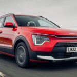 Economía de combustible: 64,2 mpg
Precio de lista: £30,085

El Kia Niro Híbrido es uno de los SUV más eficientes en cuanto a consumo de combustible. Con una excelente economía de combustible que supera a muchos coches de su clase, el Niro destaca por su espacio interior y su estilo moderno. Este híbrido es ideal para familias que buscan un coche espacioso, con un rendimiento eficiente y una experiencia de conducción cómoda. Además, ofrece un equipamiento completo, lo que lo convierte en una opción perfecta para quienes buscan un SUV accesible pero eficiente.

Versión más económica: 1.6 GDi Hybrid 2

Con un equilibrio entre eficiencia, confort y espacio, el Niro Híbrido es perfecto para quienes necesitan algo más grande que un coche compacto sin perder eficiencia.