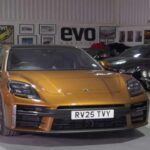 Híbrido de lujo con un alto precio en seguros
El Porsche Panamera Turbo S E-Hybrid Executive ofrece una combinación de lujo, rendimiento y tecnología híbrida de última generación. Aunque es eficiente para ser un sedán de alto rendimiento, el coste del seguro se ve afectado por la complejidad de su sistema de transmisión híbrido, combinado con las costosas piezas de Porsche. Esta mezcla de innovación y exclusividad hace que las primas de seguro sean bastante elevadas. Los propietarios de este modelo disfrutan de la sofisticación y potencia de Porsche, pero también deben estar preparados para asumir elevados costes de seguros.