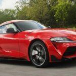 Precio de venta sugerido inicial: $56,900
El Toyota Supra es uno de los coches deportivos más emblemáticos de la marca japonesa. Con un diseño inspirado en la pista y un rendimiento excepcional, este coupé de altas prestaciones no solo es un placer de conducir, sino también una excelente opción para arrendar. A pesar de su precio inicial, el Supra mantiene un impresionante 82,15% de su valor después de tres años. Esto es relativamente alto para un coche deportivo, donde la depreciación puede ser brutal. Si buscas tener un coche de alto rendimiento pero no deseas perder dinero con su depreciación, el arrendamiento del Supra es una opción inteligente, permitiéndote disfrutar de su manejo y diseño sin comprometer tu inversión a largo plazo.