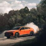 Precio base: $278,995

El Lamborghini Urus es el super-SUV que lo tiene todo: rendimiento desmesurado, exclusividad y un diseño que grita potencia. Con un motor V8 biturbo y una potencia total de 789 caballos de fuerza, el Urus es capaz de alcanzar velocidades impresionantes y proporcionar una experiencia de conducción que pocos SUV pueden igualar. La versión híbrida enchufable SE que se estrena en 2025 añade un motor eléctrico de 192 caballos, lo que le da un torque increíble y una aceleración aún más explosiva. Para quienes buscan lo mejor en cuanto a lujo, velocidad y versatilidad, el Urus no tiene rival.