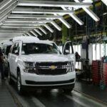 Para las familias grandes o aquellos que viajan con mucho equipaje, el Chevrolet Suburban es difícil de superar. Con una increíble capacidad de carga, asientos cómodos para toda la familia y una economía de combustible sorprendentemente buena para su tamaño (aproximadamente 27 millas por galón en carretera, lo que equivale a unos 11,5 km/l), el Suburban es un SUV gigante ideal para viajes largos. Aunque consume un poco más de gasolina, su espacioso interior y sus características de seguridad lo hacen perfecto para viajes de larga duración, donde el confort es primordial.