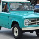 El Ford Bronco de primera generación, lanzado en 1966, fue uno de los primeros SUVs pensados para aventuras fuera del asfalto. Su tamaño compacto y su construcción resistente le permitieron moverse con facilidad tanto por terrenos rocosos como por calles urbanas. El Bronco rápidamente se ganó la reputación de ser un vehículo de alto rendimiento, ideal para aquellos que buscaban un SUV duradero y versátil. Su diseño simple pero eficaz lo ha convertido en un clásico que, aún hoy, inspira las versiones modernas del Bronco, que mantienen el espíritu de este modelo original.