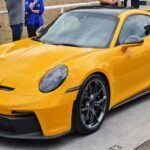 El Porsche 911, otro deportivo de alto rendimiento, también se encuentra en la lista de los coches más peligrosos. Al igual que el Corvette, su capacidad de velocidad y manejo preciso lo convierten en un reto para muchos conductores. El 911 ha sido clasificado en el cuarto puesto de este listado de vehículos peligrosos debido a que muchos conductores no pueden manejar su potencia, lo que lleva a trágicos accidentes. Si bien el Porsche cumple con los estándares de seguridad, su naturaleza de alto rendimiento puede resultar en consecuencias fatales si no se tiene el control adecuado del vehículo.