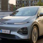 El Xpeng G6 es un SUV eléctrico que se inspira claramente en el Tesla Model Y, pero a un precio mucho más bajo. Con una autonomía de hasta 570 km con la batería más grande, este modelo es ideal para quienes buscan un coche eléctrico de gran alcance sin tener que pagar el alto precio de un Tesla. El G6 está equipado con un software maduro y una interfaz de usuario muy intuitiva, lo que lo hace fácil de usar y muy agradable al conducir. Además, su diseño de 
