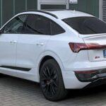 El Ford Mustang Mach-E es una alternativa que empieza en 43,000 dólares y ofrece hasta 300 millas de autonomía en su versión de batería estándar. Con un diseño deportivo, excelente manejo y un interior espacioso, el Mach-E ha sido una de las sorpresas más grandes en el mercado de SUVs eléctricos. Su capacidad de carga rápida de 150 kW y su software avanzado, que se actualiza regularmente, lo hacen una opción sólida para aquellos que buscan una experiencia de conducción premium sin los precios elevados de marcas como Audi.