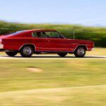 Disminución media: -12%

El Dodge Charger de 1966 y 1967 es un automóvil emblemático que fue revolucionario por su diseño fastback y sus potentes opciones de motorización, incluidos los legendarios V8 de 383 y 440 pulgadas cúbicas. Aunque el Charger de segunda generación tuvo un éxito rotundo a partir de 1968, la primera generación no alcanzó el mismo nivel de ventas. Hoy en día, los Chargers de 1966-67 se encuentran a precios más asequibles, con modelos de 383 caballos de fuerza cayendo de 30,000 dólares a 20,000 dólares. A pesar de ser un coche potente y único, la caída en la demanda de estos modelos ha afectado su valor.

Lo que está pasando: Aunque sigue siendo un coche muy deseado, el Charger de primera generación ha sufrido una caída en el precio debido a su menor popularidad en comparación con las versiones posteriores y los altos costos de restauración.