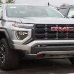 La camioneta de lujo de tamaño mediano

El GMC Canyon comparte plataforma con la Chevrolet Colorado, pero se distingue por su diseño más refinado y una acabado interior de alta gama. Si bien ambos modelos ofrecen características similares, el Canyon se destaca por sus mejores cifras de remolque y por la opción de un motor diésel, una rareza en esta categoría. Sin embargo, su precio más alto puede resultar excesivo para algunos compradores, ya que la diferencia con el Colorado no justifica en todos los casos la mejora en la estética y la calidad interior.

A pesar de tener calificaciones de fiabilidad más bajas que algunos de sus competidores, el Canyon sigue siendo una excelente opción para quienes buscan un vehículo robusto, elegante y con una capacidad de carga impresionante.