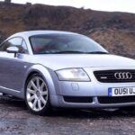 Un diseño revolucionario que cambió el juego

El Audi TT fue un coche que desafió las expectativas desde su lanzamiento en 1998. Aunque estaba basado en la plataforma del Volkswagen Golf Mk4, el TT cambió la forma en que se percibía el diseño de los coches deportivos compactos. Con su diseño vanguardista, la primera generación del TT fue tan deseada que la espera para conseguir uno era extensa.

El TT 225 con su motor de 225 caballos de fuerza y tracción integral se convirtió en el modelo más codiciado, mientras que el V6 de 3.2 litros que llegó en 2003 amplió las opciones. Hoy en día, el TT sigue siendo un coche que enamora a los puristas del diseño y la ingeniería alemana, y la versión más temprana ya comienza a ser un coche coleccionable.