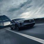 Lo mejor para: quienes desean un SUV deportivo y lujoso para el invierno
El Acura RDX combina deportividad con capacidades invernales, siendo una opción destacada en el segmento de lujo. Equipado con tracción total disponible (Super Handling All-Wheel Drive, SH-AWD) y un motor turboalimentado de 272 caballos de fuerza, el RDX es una excelente opción para quienes buscan un SUV con buen rendimiento en nieve pero con un toque de elegancia y tecnología. Su sistema SH-AWD se adapta a las condiciones de la carretera, distribuyendo el torque entre las ruedas para mejorar la tracción. Con características como asientos calefaccionados, volante calefaccionado y una pantalla digital intuitiva, el RDX también ofrece comodidad y tecnología para tus viajes invernales.