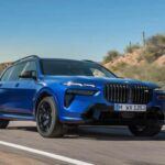 El BMW X7 M60i es un SUV de tamaño completo que desafía las expectativas de velocidad. Con un motor V8 biturbo de 4.4 litros que produce 523 caballos de fuerza, el X7 M60i alcanza los 100 km/h en solo 3.8 segundos. A pesar de ser un SUV grande y lujoso, su desempeño es tan impresionante como el de modelos más deportivos. Su cabina es espaciosa, equipada con lo último en tecnología, desde una palanca de cambios de cristal hasta un techo panorámico. Cada detalle está diseñado para ofrecer una experiencia premium tanto en velocidad como en confort.