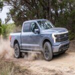 El Ford F-150 Lightning, el modelo eléctrico de la conocida F-150, ha tenido un excelente desempeño en 2025, logrando un incremento del 40% en sus ventas en el tercer trimestre. Con 23,034 unidades vendidas, este pickup eléctrico sigue consolidándose como una opción sólida para quienes necesitan un vehículo robusto y potente, pero con las ventajas de un modelo eléctrico. Ford continúa innovando en el sector de los camiones eléctricos.