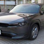 Visualmente atractivo, el Mazda MX-30 es un coche eléctrico que enamora a primera vista, pero es uno de los modelos más decepcionantes cuando se trata de rendimiento a largo plazo. Con una autonomía de apenas 124 millas, este coche eléctrico no es ideal para viajes largos. La necesidad de recargar con frecuencia se convierte en un gasto adicional, y las reparaciones son costosas. Además, como otros vehículos en esta lista, el MX-30 pierde valor rápidamente, lo que lo convierte en una mala inversión en comparación con otros EV más eficientes.