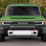 El Compact Cruiser EV será el primer SUV eléctrico de Toyota en el segmento off-road, y promete ser una opción emocionante para los amantes de la aventura. Con un diseño robusto y cuadrado, que recuerda al icónico FJ Cruiser, este SUV eléctrico contará con dos motores eléctricos y tracción total, ofreciendo un rendimiento excepcional en terrenos difíciles. Aunque las cifras exactas de potencia aún no han sido reveladas, se espera que el Compact Cruiser EV ofrezca un gran rendimiento en situaciones extremas. Su precio se proyecta en alrededor de $35,000, con un lanzamiento previsto para 2026.